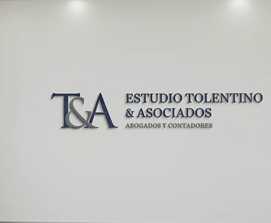 A identidade do escritório em relevo na parede da recepção